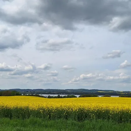 Ferienhausidylle Mit Motorboot Am