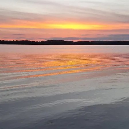 Ferienhausidylle Mit Motorboot Am