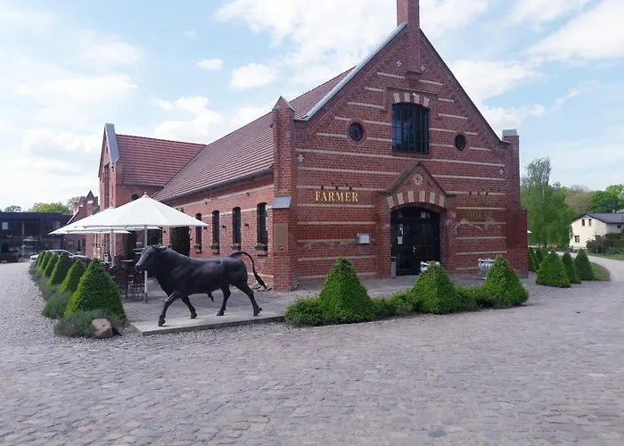 Ferienhausidylle Mit Motorboot Am